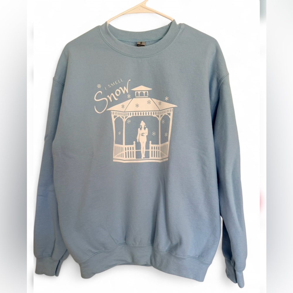 Gildan “I Smell Snow” sweatshirt from the Gilmore Girls in light blue. Size Med